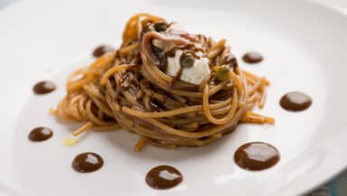 Spaghetti con aglio nero e ricotta