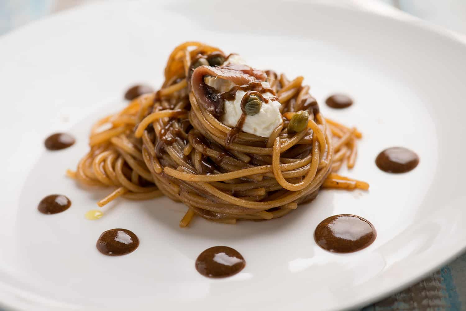 Spaghetti con aglio nero e ricotta, un primo mediterraneo-image