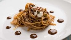 Spaghetti con aglio nero e ricotta