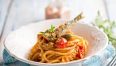 Spaghetti con sarde e bottarga, un primo che sa di mare Spaghetti con sarde e bottarga, un primo che sa di mare