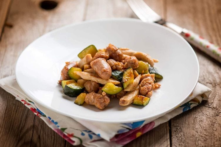 Straccetti di pollo con salsiccia, un secondo proteico Straccetti di pollo con salsiccia