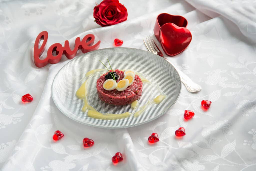 Tartare di bisonte con uova di quaglia Tartare di bisonte con uova di quaglia