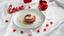 Tartare di bisonte con uova di quaglia, un piatto raffinato