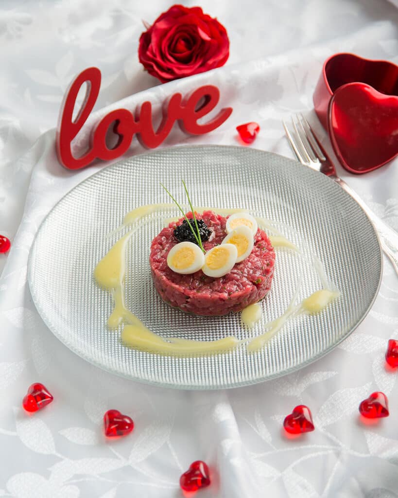 Tartare di bisonte con uova di quaglia Tartare di bisonte con uova di quaglia