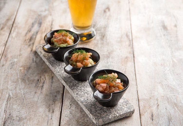 Tartare di salmone con orzo, un antipasto raffinato Tartare di salmone con orzo