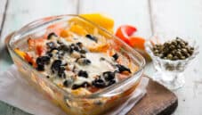 Teglia di peperoni e mozzarella al forno, un piatto ricco Teglia di peperoni e mozzarella al forno, un piatto ricco