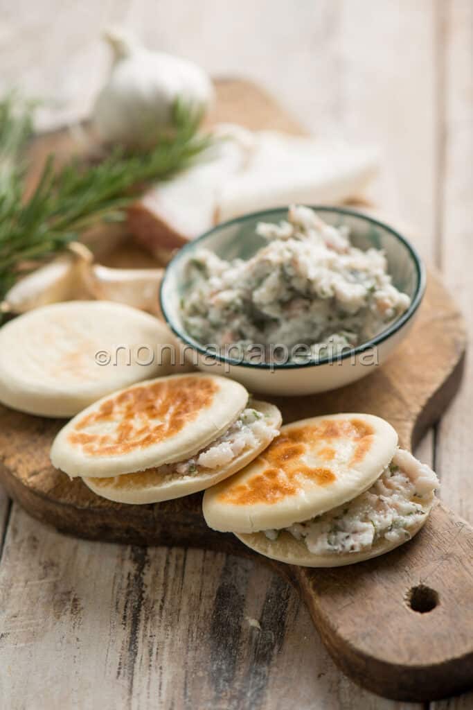 Tigelle con pesto di lardo Tigelle con pesto di lardo