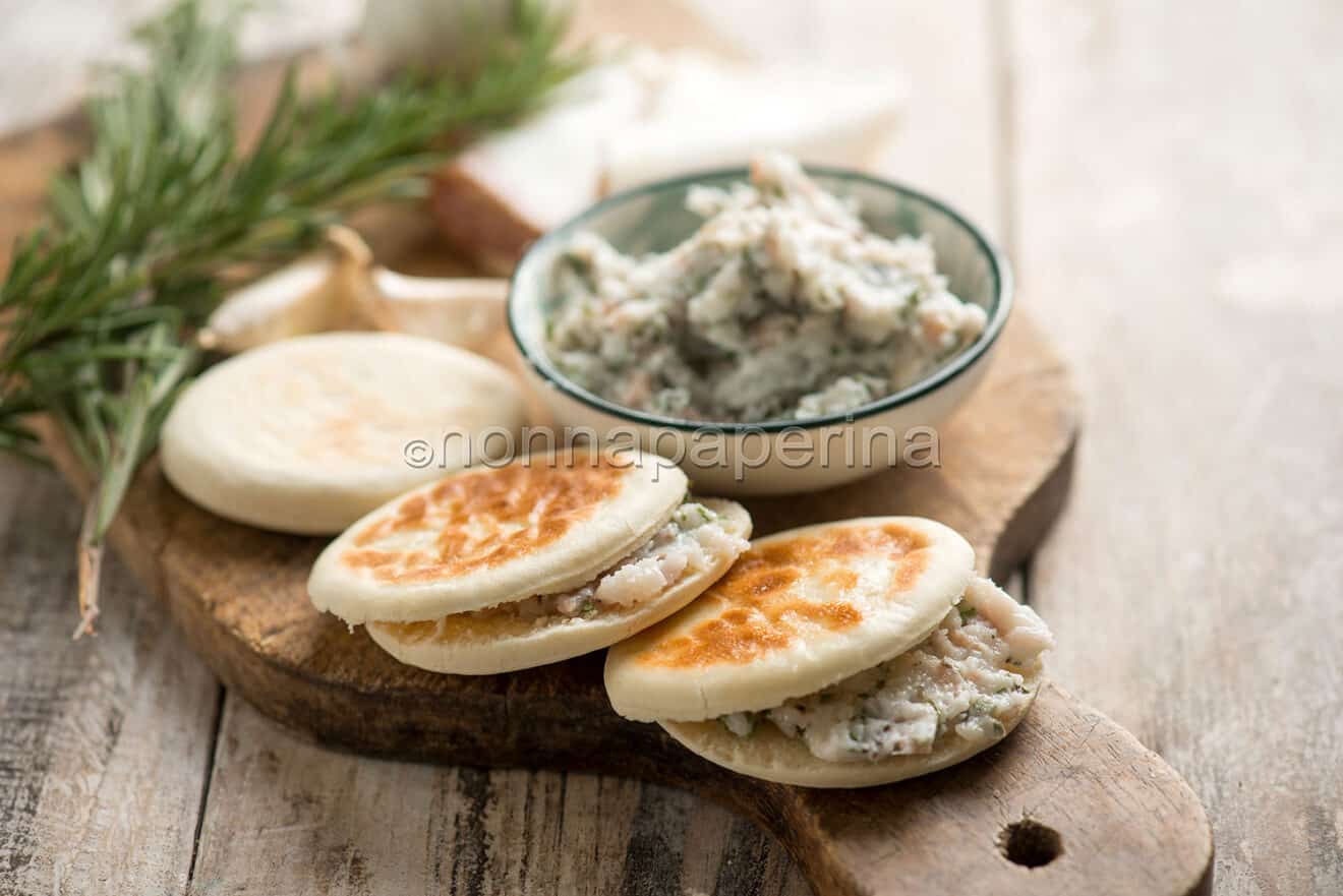 Tigelle con pesto di lardo, uno snack goloso e saporito.