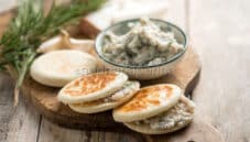 Tigelle con pesto di lardo, uno snack saporito