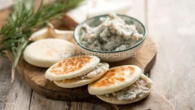 Tigelle con pesto di lardo