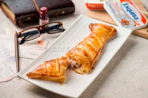 Stuffed tie-shaped puff pastry, a snack for Father’s Day Stuffed tie-shaped puff pastry, a snack for Father’s Day