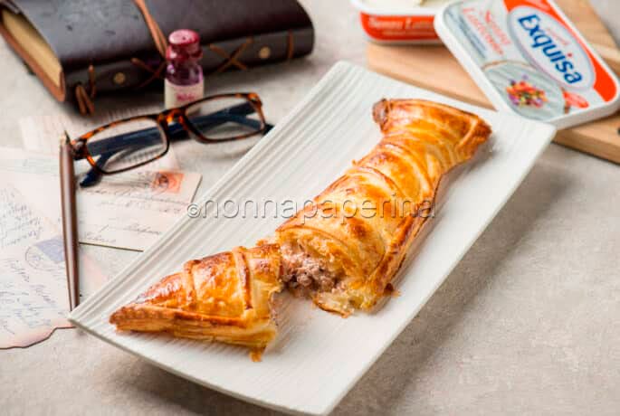 Stuffed tie-shaped puff pastry, a snack for Father’s Day Stuffed tie-shaped puff pastry, a snack for Father’s Day