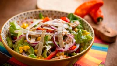 insalata di pollo con tortillas