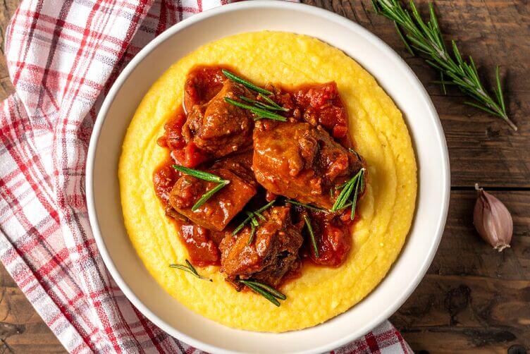 Lepre alla cacciatora toscana con polenta Lepre alla cacciatora toscana