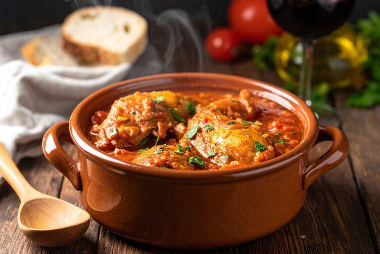  stufato di lepre alla cacciatora con pomodoro, erbe aromatiche e vino rosso