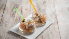 Caponata con pesce spada e sesamo, un secondo unico