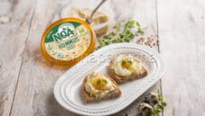 Crostini con uova di quaglia e hummus, un break inedito Crostini con uova di quaglia e hummus, un break inedito
