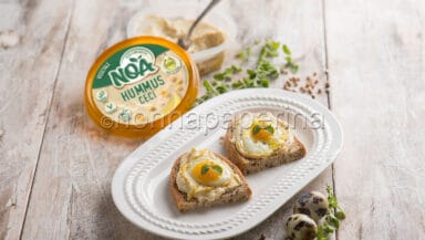 Crostini con uova di quaglia e hummus
