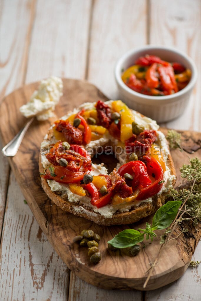 Friselle con peperoni e formaggio