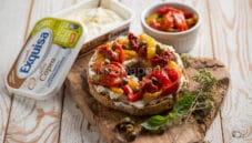 Friselle con peperoni e formaggio, un piatto sfizioso Friselle con peperoni e formaggio, un piatto sfizioso