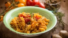 Pasta con funghi champignon e capperi, ricca di sapore Pasta con funghi champignon e capperi, ricca di sapore