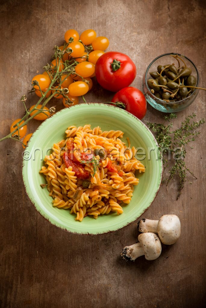 Fusilli con champignon e capperi Fusilli con champignon e capperi