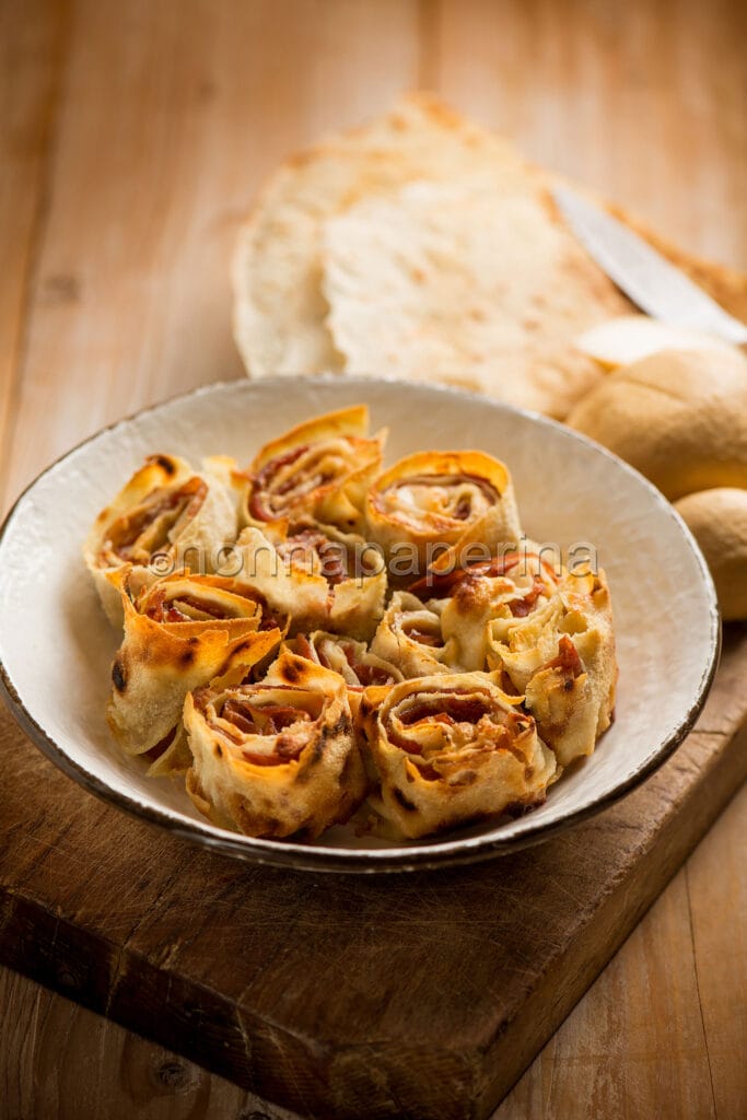 Girelle di pane carasau con prosciutto