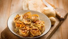 Girelle di pane carasau con prosciutto, piatto unico Girelle di pane carasau con prosciutto, piatto unico