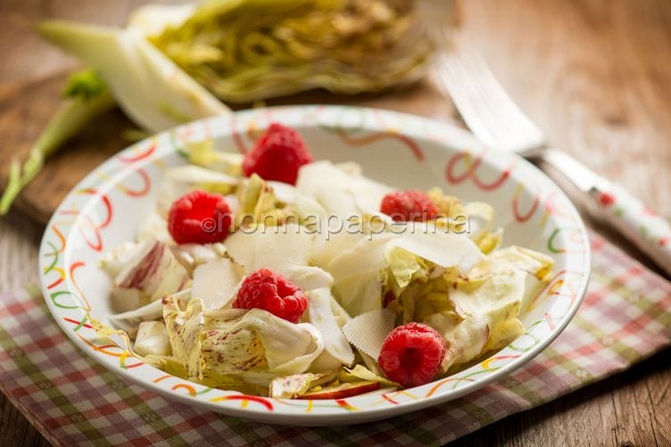 Insalata di radicchio con finocchi e grana, un piatto unico Insalata di radicchio con finocchi e grana
