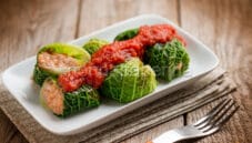 Involtini di verza con ragù di coniglio, un piatto gourmet Involtini di verza con ragù di coniglio, un piatto gourmet
