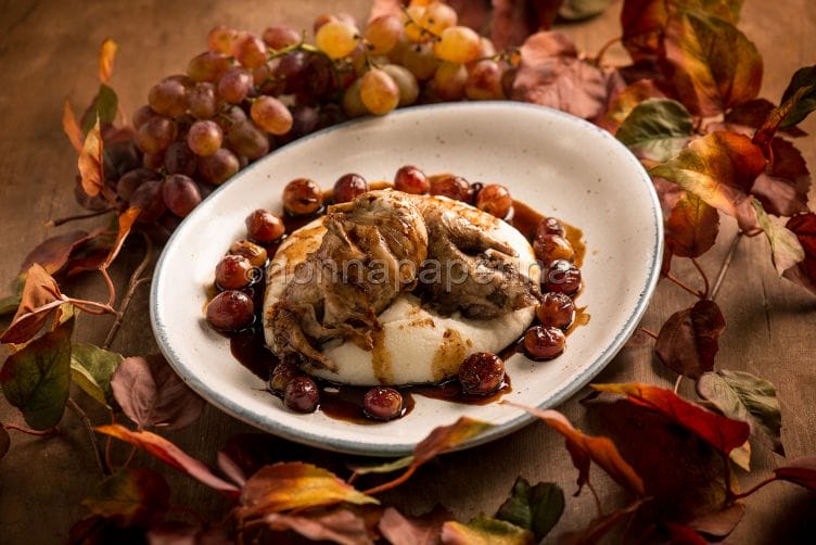 Pernice rossa con uva e polenta, un secondo agrodolce Pernice rossa con uva e polenta