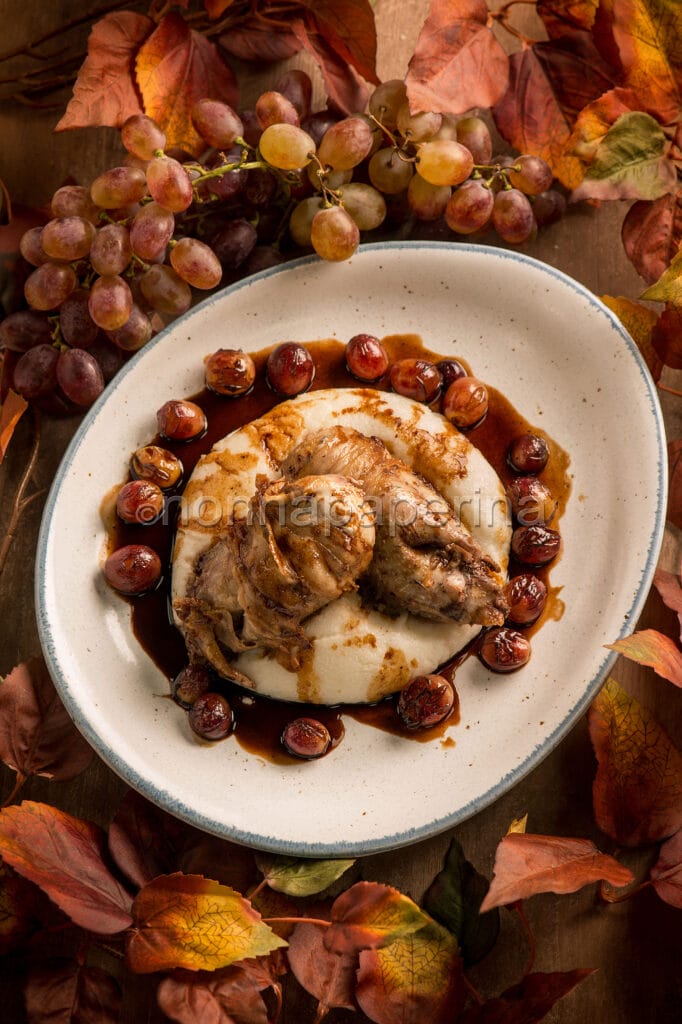 Pernice rossa con uva e polenta