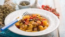 Ruote con pesce spada, pomodori e olive, un primo unico Ruote con pesce spada, pomodori e olive, un primo unico