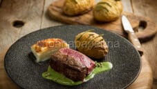 Scamone di bisonte con cavolo rapa, un piatto gourmet Scamone di bisonte con cavolo rapa, un piatto gourmet