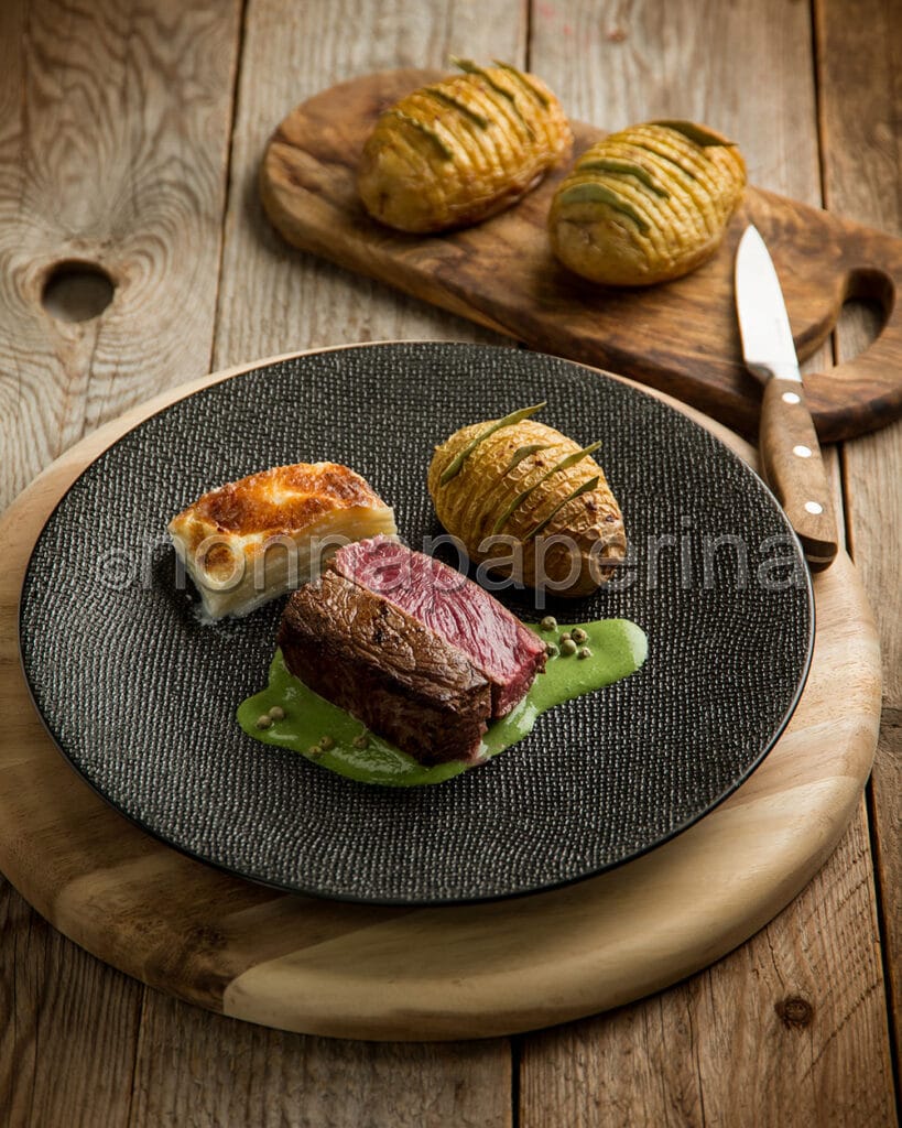 Scamone di bisonte con cavolo rapa Scamone di bisonte con cavolo rapa