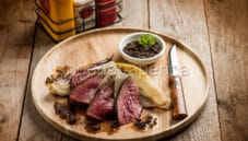 Tagliata di bisonte con salsa di scalogno nero gourmet