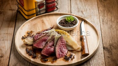 Tagliata di bisonte con salsa di scalogno