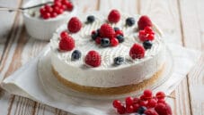 Torta fredda con Skyr e frutti di bosco, un dolce delicato