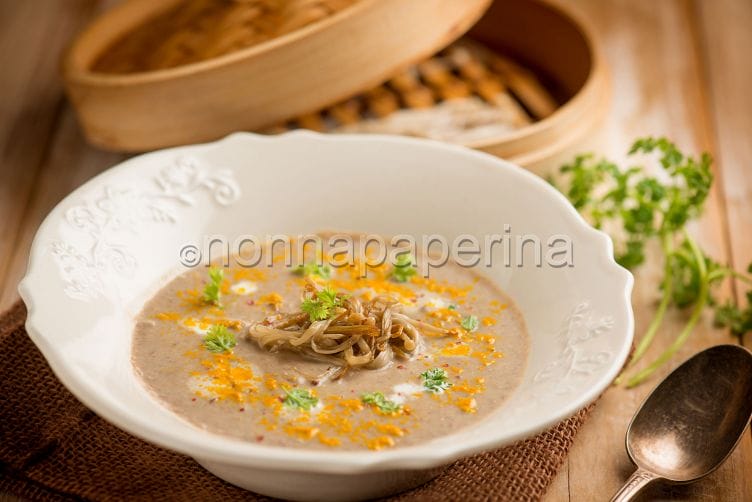 Zuppa di lenticchie e funghi enoki, un mix di sapori Zuppa di lenticchie e funghi enoki