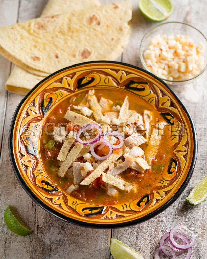 Zuppa messicana con tortillas Zuppa messicana con tortillas