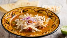 Zuppa messicana con tortillas, una meraviglia piccante Zuppa messicana con tortillas, una meraviglia piccante