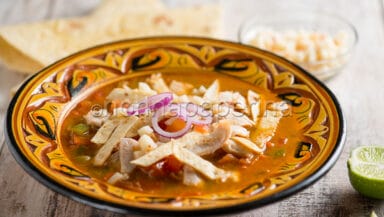 Zuppa messicana con tortillas