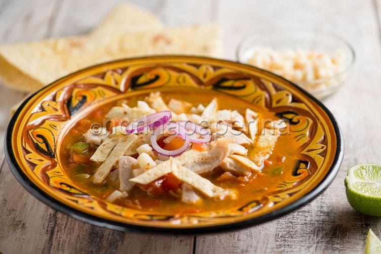 Zuppa messicana con tortillas, una meraviglia piccante Zuppa messicana con tortillas