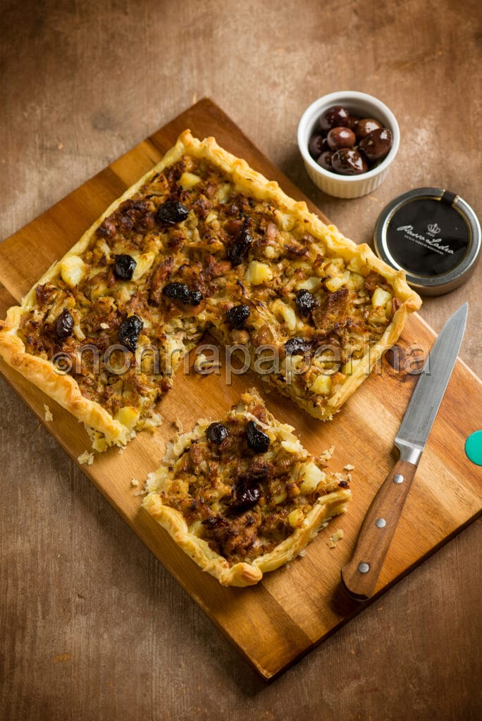 Torta salata con tonno e pesto