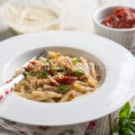 Trofie con hummus di ceci alle erbe, un primo primaverile Trofie con hummus di ceci alle erbe, un primo primaverile