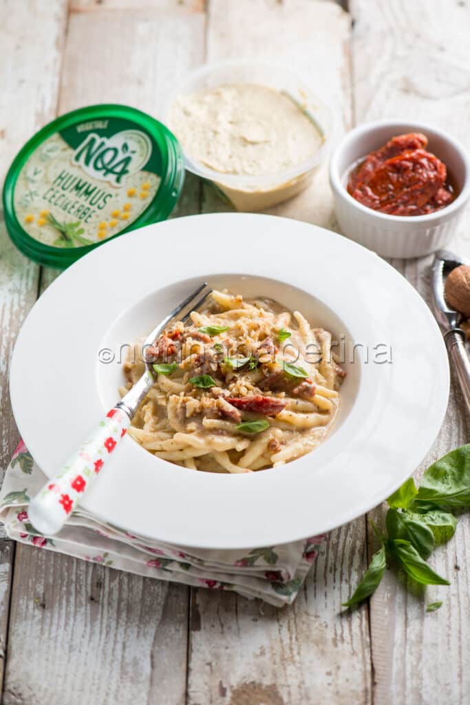 trofie con hummus di ceci alle erbe trofie con hummus di ceci alle erbe