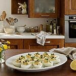 Uova sode ripiene alla piemontese, antipasto nutriente Uova sode ripiene alla piemontese, antipasto nutriente