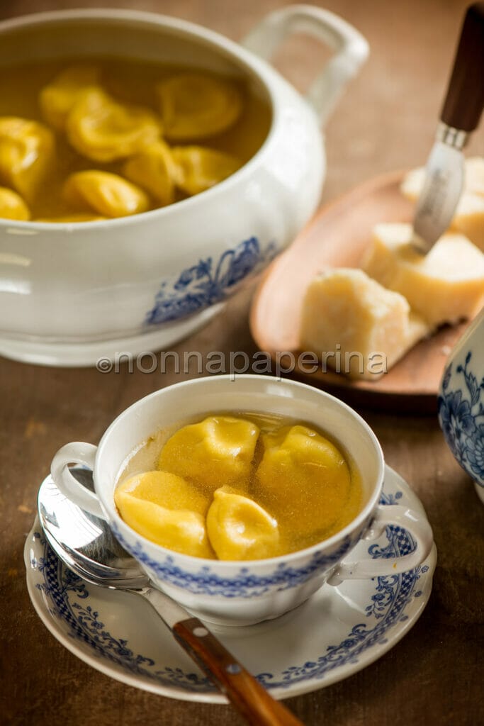 Anolini al Parmigiano con brodo di gallina
