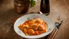 Tortelli di Parma al sugo, piatto semplice e rustico