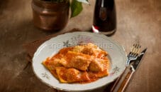 Tortelli di Parma al sugo, piatto semplice e rustico